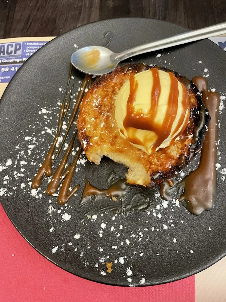 Pain Perdu Avec Une Boule de Glace À la Vanille
